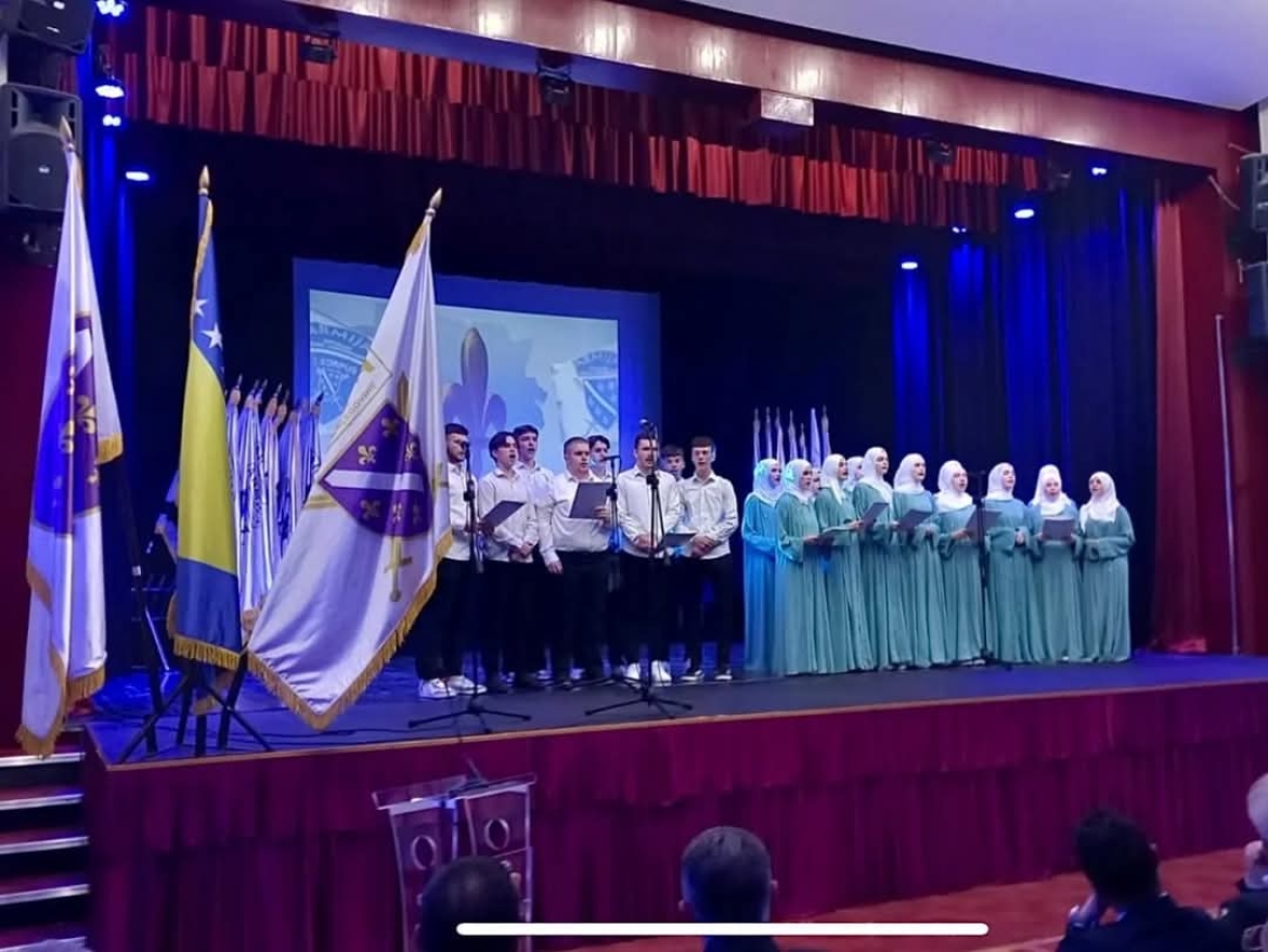 Nastup hora Medrese na svečanoj akademiji u povodu godišnjice formiranja 7. korpusa ARBiH
