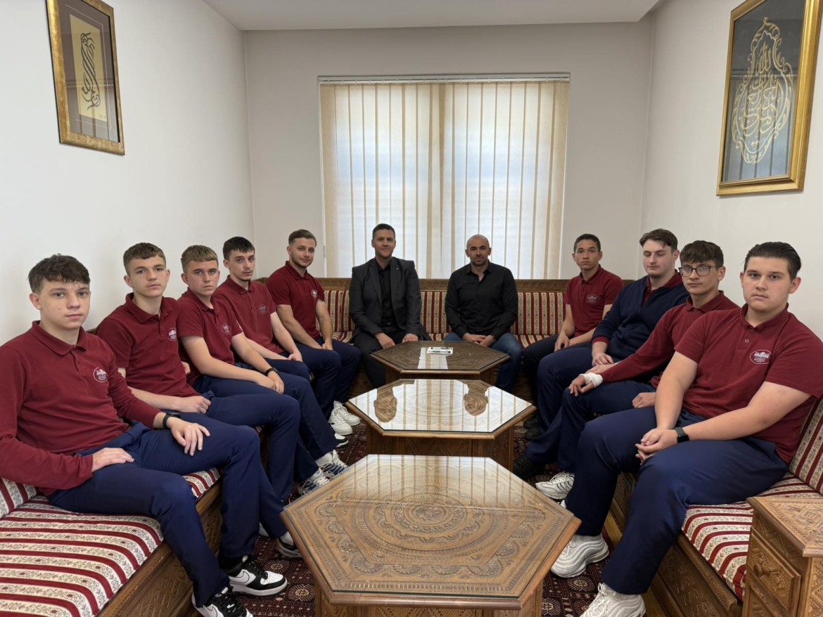 Prijem kod direktora za takmičarsku ekipu koja je predstavljala Elči Ibrahim-pašinu medresu na 24. Sportskim susretima