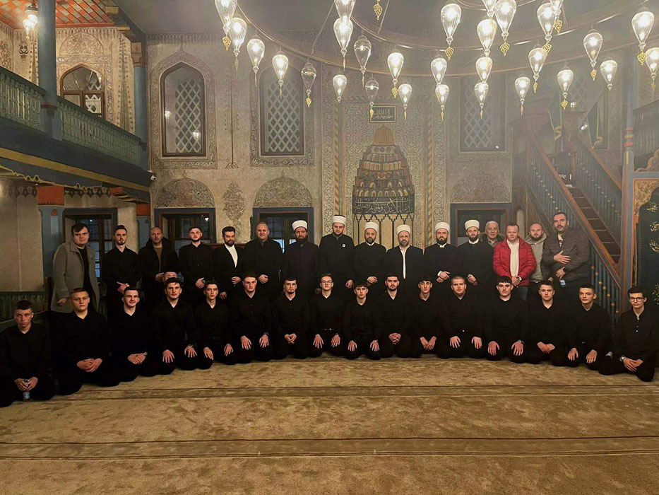  Nastupi hora Elči Ibrahim-pašine medrese povodom noći Lejletul-Miradž